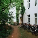 Cozy Home In Berlin Schoeneberg - Perfect & Quiet Location